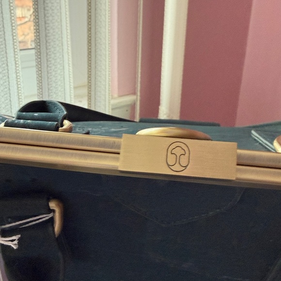 Laflore Paris Dark Green Bag
45x31x15 cm/ 18x12x6 inc
Laflore.com more info - Picture 3 of 8